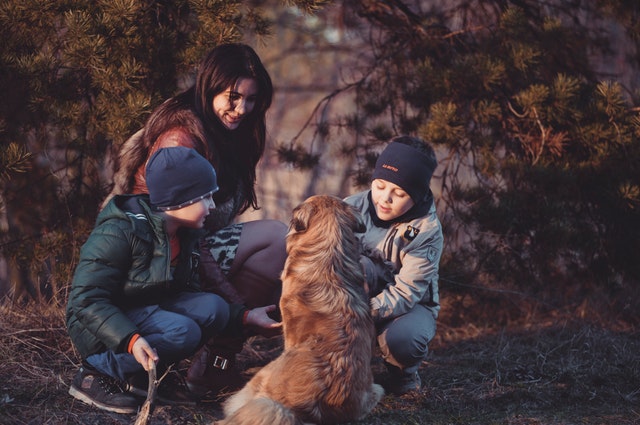Žena s dvoma deťmi a psom v prírode