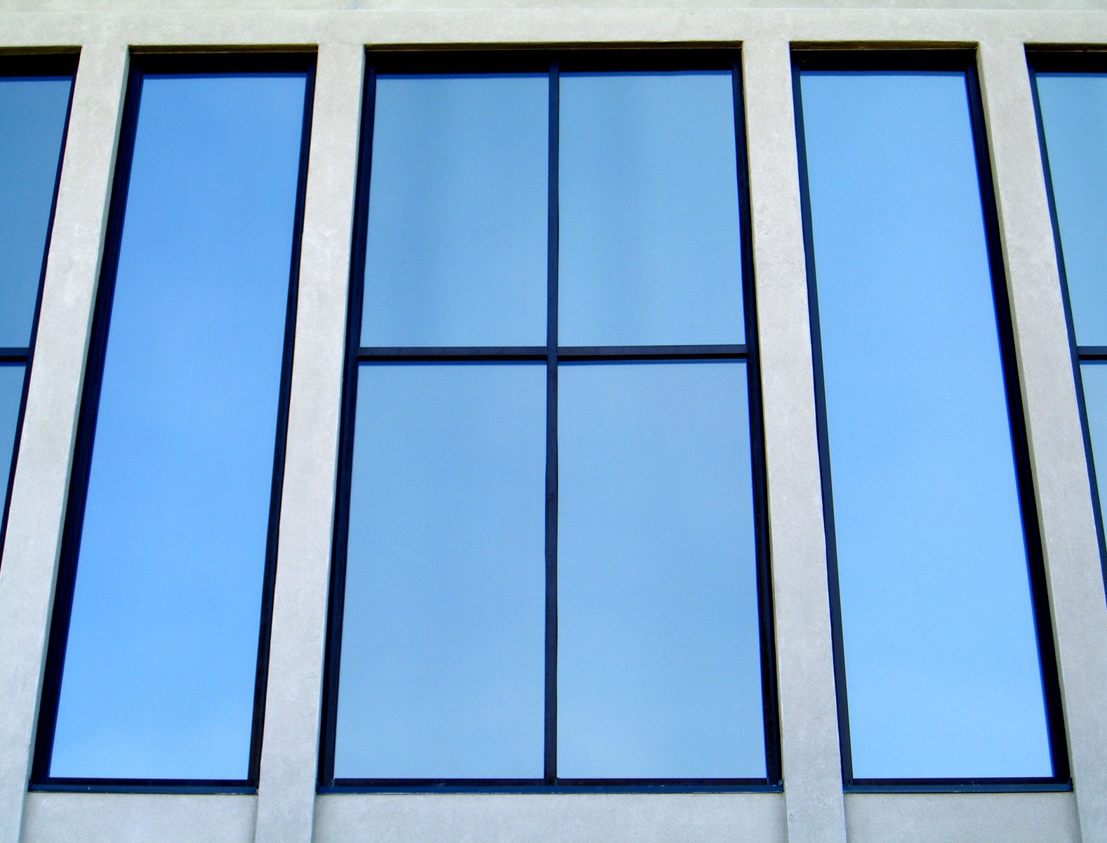 okná s veľkými sklami